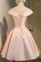 Einfaches schulterfreies, rosafarbenes Abschlussballkleid aus Satin