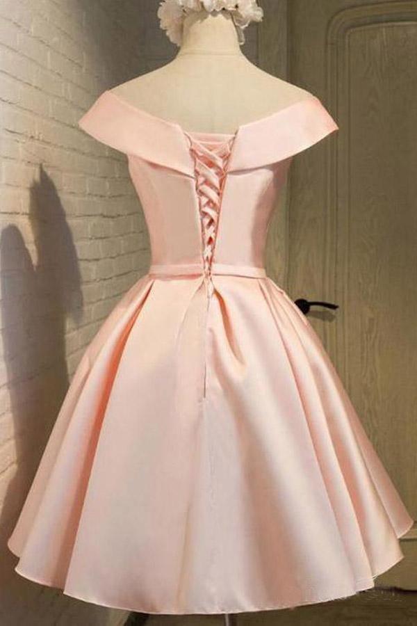 Einfaches schulterfreies, rosafarbenes Abschlussballkleid aus Satin