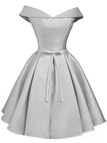 Einfaches schulterfreies, rosafarbenes Abschlussballkleid aus Satin