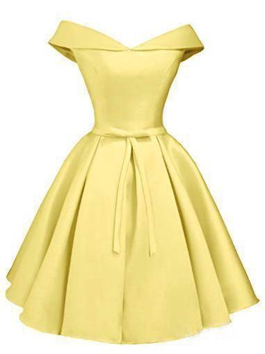Einfaches schulterfreies, rosafarbenes Abschlussballkleid aus Satin