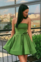 Einfaches, trägerloses kurzes Satin-Abschlussballkleid