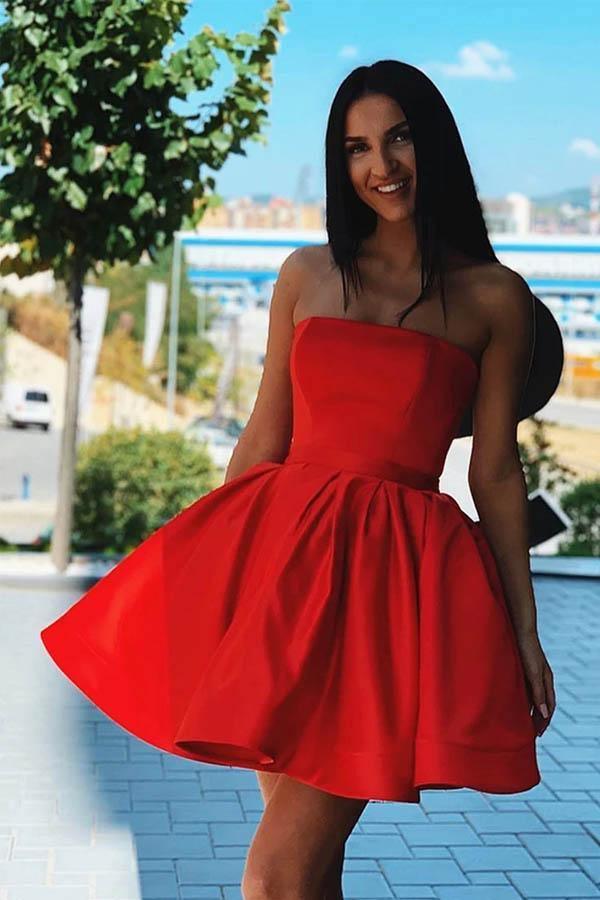 Einfaches, trägerloses kurzes Satin-Abschlussballkleid