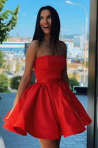 Einfaches, trägerloses kurzes Satin-Abschlussballkleid