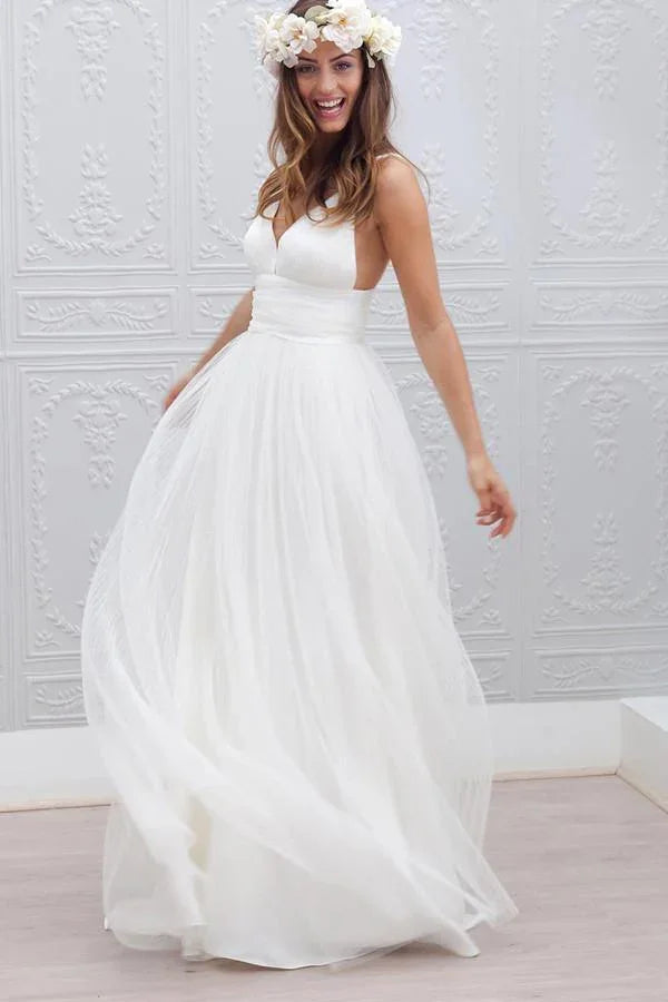 Sencillo vestido de novia hasta el suelo con escote en V y fajín fruncido
