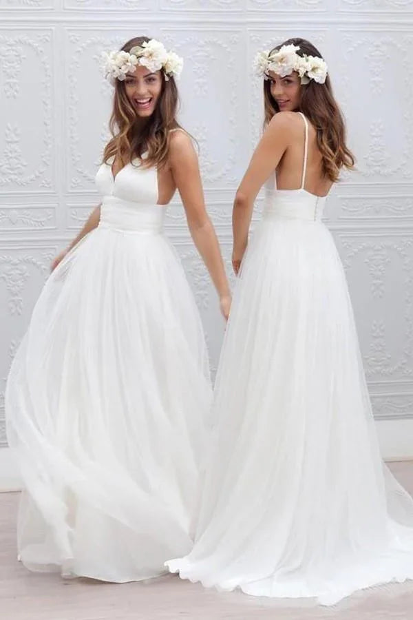 Sencillo vestido de novia hasta el suelo con escote en V y fajín fruncido