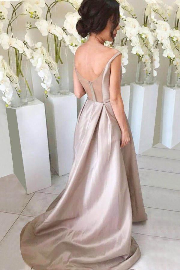 Vestido de dama de honor plateado sencillo con escote en V, sin mangas, corte alto bajo y cola larga