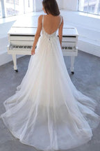 Vestido de novia sencillo blanco largo de corte A con escote en V, tul, encaje y espalda descubierta