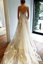 Elegantes Brautkleid mit Spaghettiträgern, V-Ausschnitt, Schleppe und Tüll, verziert mit Spitze, Strandkleid im Court-Stil 