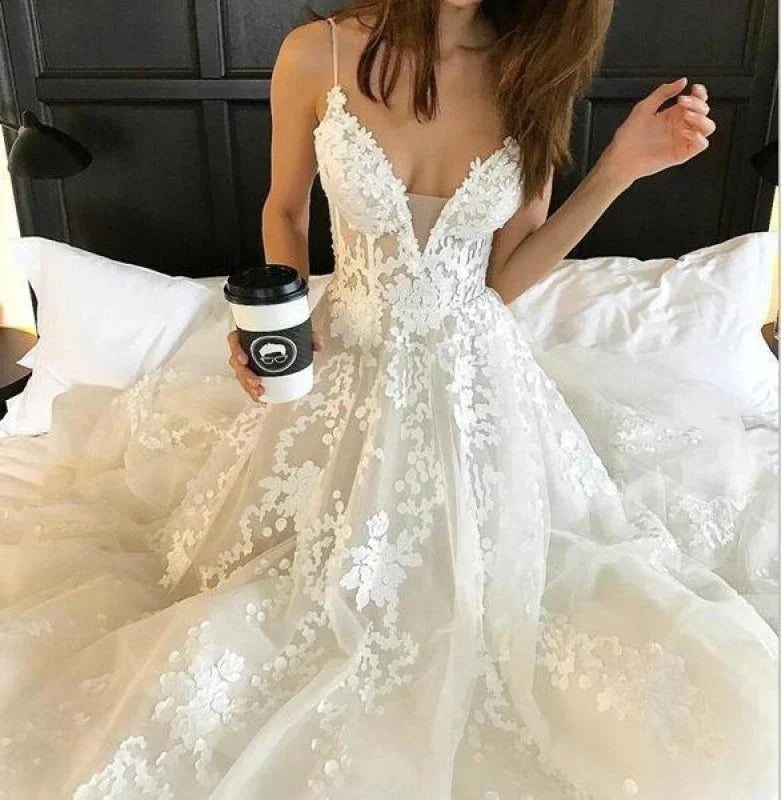 Elegantes Brautkleid mit Spaghettiträgern, V-Ausschnitt, Schleppe und Tüll, verziert mit Spitze, Strandkleid im Court-Stil 