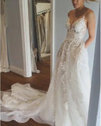 Elegantes Brautkleid mit Spaghettiträgern, V-Ausschnitt, Schleppe und Tüll, verziert mit Spitze, Strandkleid im Court-Stil 