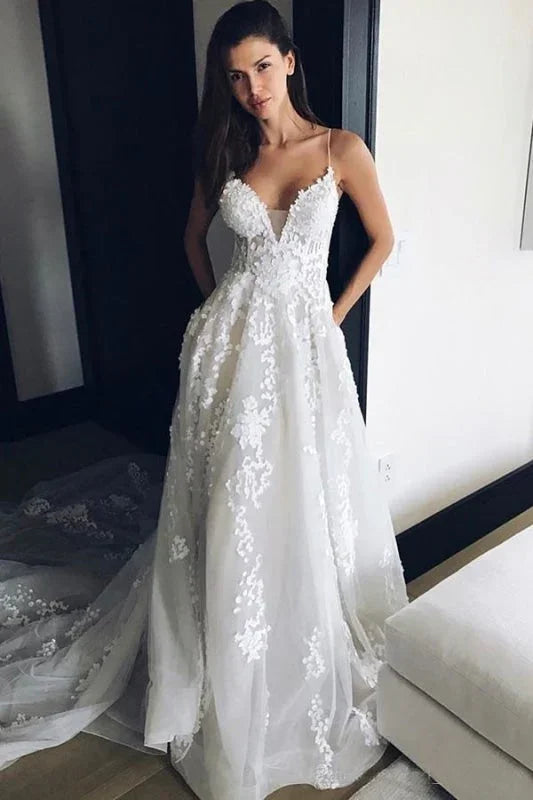 Elegantes Brautkleid mit Spaghettiträgern, V-Ausschnitt, Schleppe und Tüll, verziert mit Spitze, Strandkleid im Court-Stil 