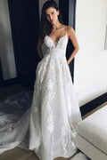 Elegantes Brautkleid mit Spaghettiträgern, V-Ausschnitt, Schleppe und Tüll, verziert mit Spitze, Strandkleid im Court-Stil 