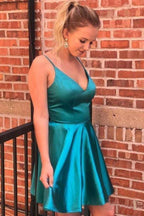 Vestido corto de fiesta con tirantes finos y cuello en V