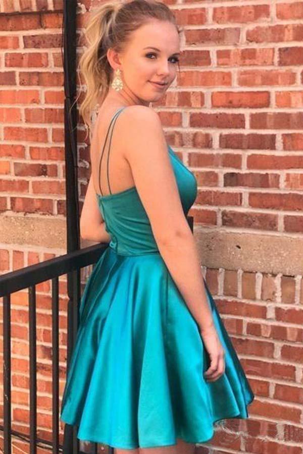 Vestido corto de fiesta con tirantes finos y cuello en V