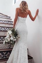 Vestido de novia de encaje color marfil con tirantes finos y corte sirena