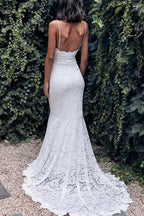 Vestido de novia de encaje color marfil con tirantes finos y corte sirena