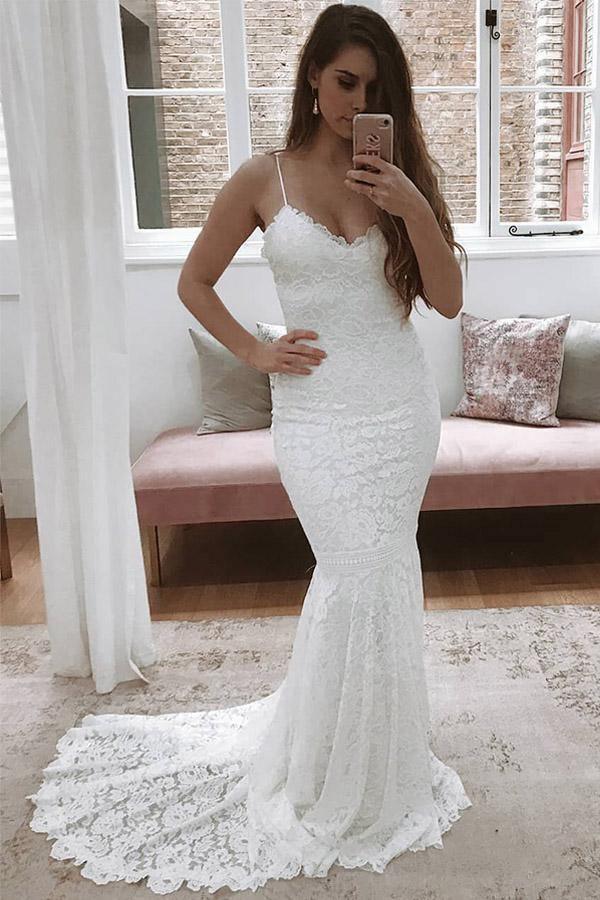 Vestido de novia de encaje color marfil con tirantes finos y corte sirena