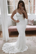 Vestido de novia de encaje color marfil con tirantes finos y corte sirena