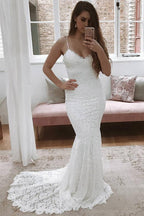 Vestido de novia de encaje color marfil con tirantes finos y corte sirena