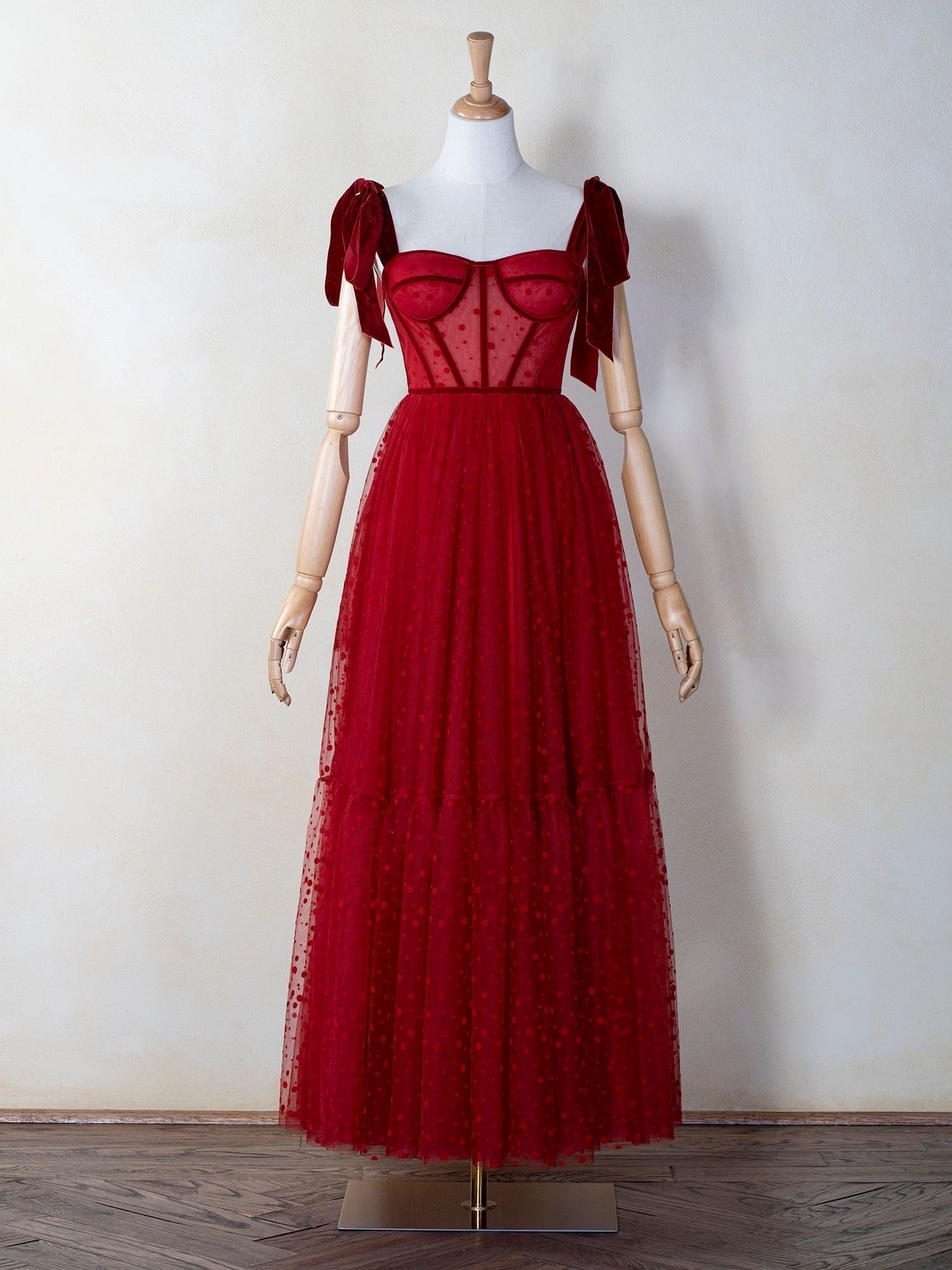 Vestido de fiesta largo de tul con lunares y corsé