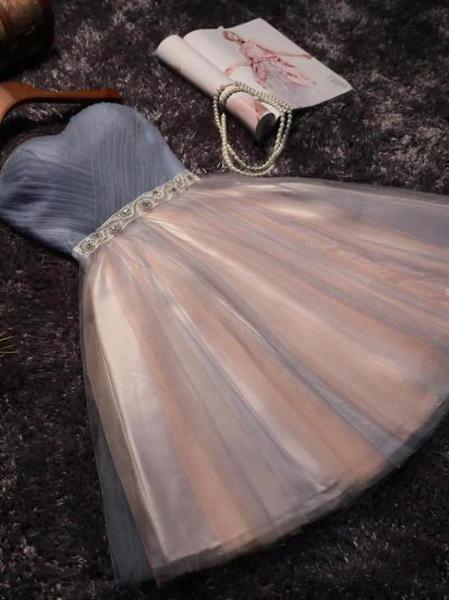 Vestido de fiesta corto sin tirantes con escote corazón