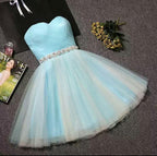Vestido de fiesta corto sin tirantes con escote corazón