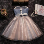 Vestido de fiesta corto sin tirantes con escote corazón