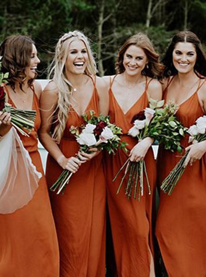 Trägerloses, A-Linien-Brautjungfernkleid aus orangefarbenem Chiffon mit V-Ausschnitt und Schlitz