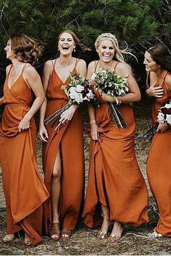 Trägerloses, A-Linien-Brautjungfernkleid aus orangefarbenem Chiffon mit V-Ausschnitt und Schlitz