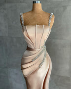 Vestido de fiesta largo de sirena con tirantes y aberturas, con cuentas