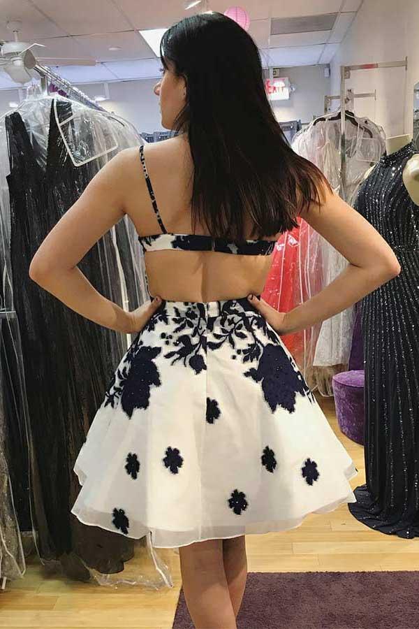 Vestido de fiesta de organza blanca con tirantes y apliques de encaje