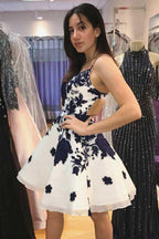 Vestido de fiesta de organza blanca con tirantes y apliques de encaje