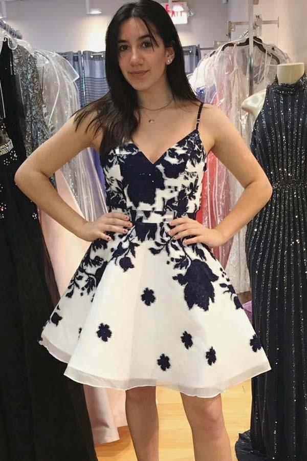 Vestido de fiesta de organza blanca con tirantes y apliques de encaje