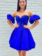 Vestido corto de fiesta con hombros descubiertos y corte A