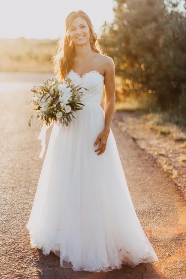 Herzausschnitt bodenlanges Hochzeitskleid mit Spitze