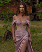 Langes Ballkleid mit Herzausschnitt, Schlitz, Perlenstickerei und schulterfrei