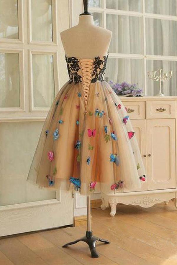 Vestidos de fiesta cortos con cuello corazón, corte A y mariposas para el regreso a casa