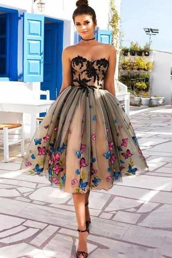 Vestidos de fiesta cortos con cuello corazón, corte A y mariposas para el regreso a casa