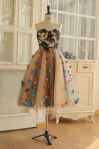 Vestidos de fiesta cortos con cuello corazón, corte A y mariposas para el regreso a casa