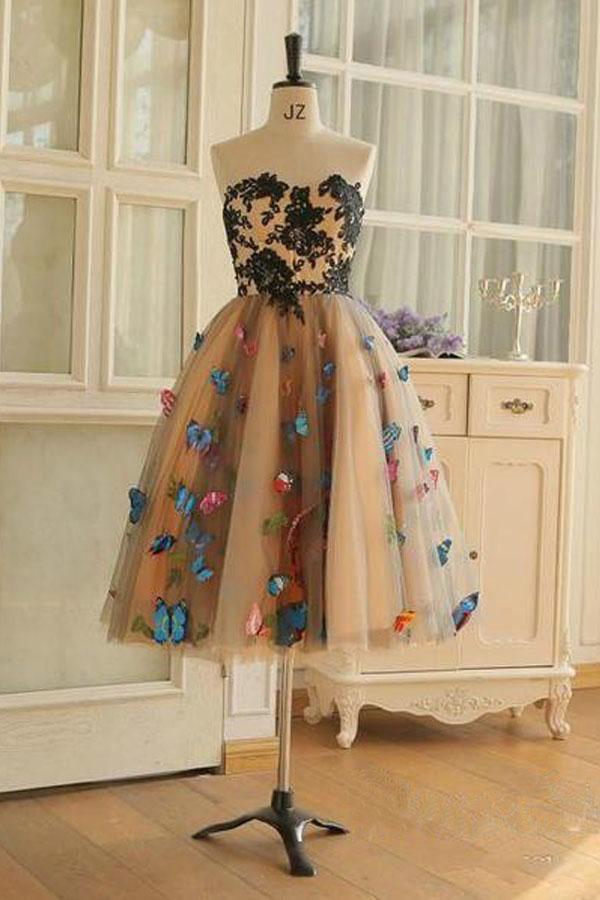 Vestidos de fiesta cortos con cuello corazón, corte A y mariposas para el regreso a casa