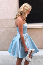 Trägerloses, kurzes Homecoming-Kleid mit Herz-Ausschnitt und Taschen