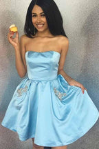 Trägerloses, kurzes Homecoming-Kleid mit Herz-Ausschnitt und Taschen