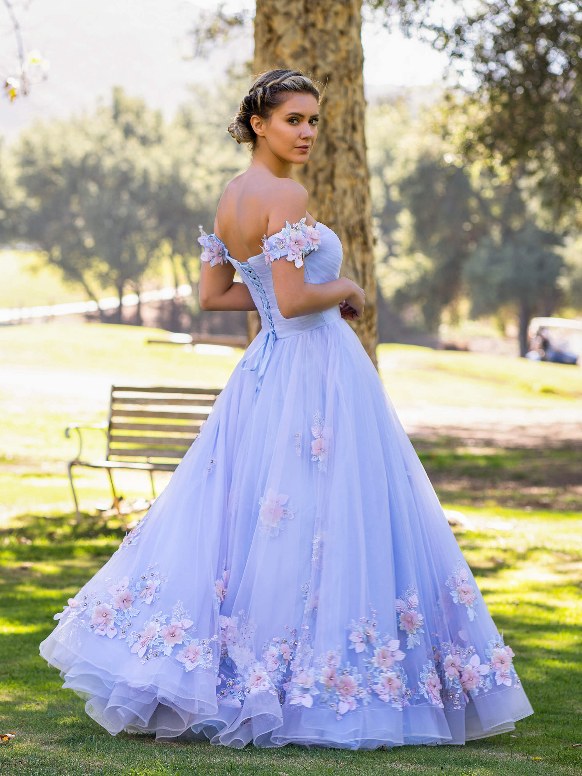 Vestido de fiesta de tul con apliques y hombros descubiertos hasta el suelo