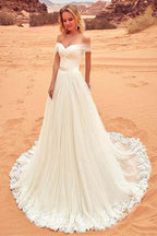 Vestido de novia de tul con escote Bardot y apliques de encaje
