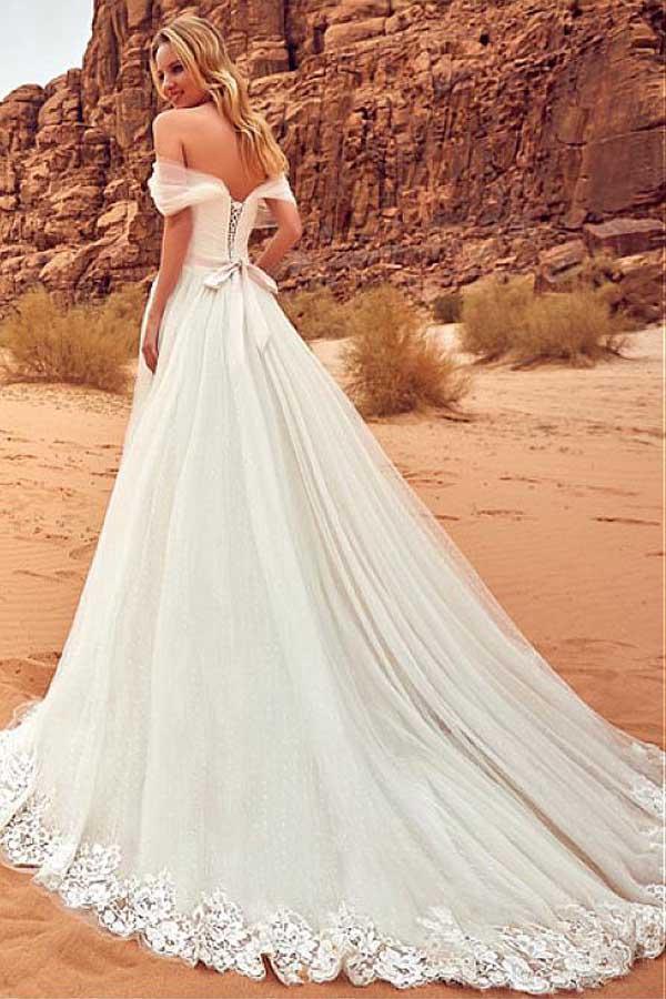 Vestido de novia de tul con escote Bardot y apliques de encaje
