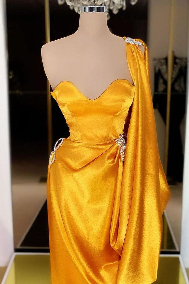 Einzigartiges langes Abendkleid in Gelbgold mit Rüschen und One-Shoulder-Ausschnitt