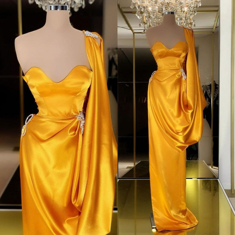 Einzigartiges langes Abendkleid in Gelbgold mit Rüschen und One-Shoulder-Ausschnitt