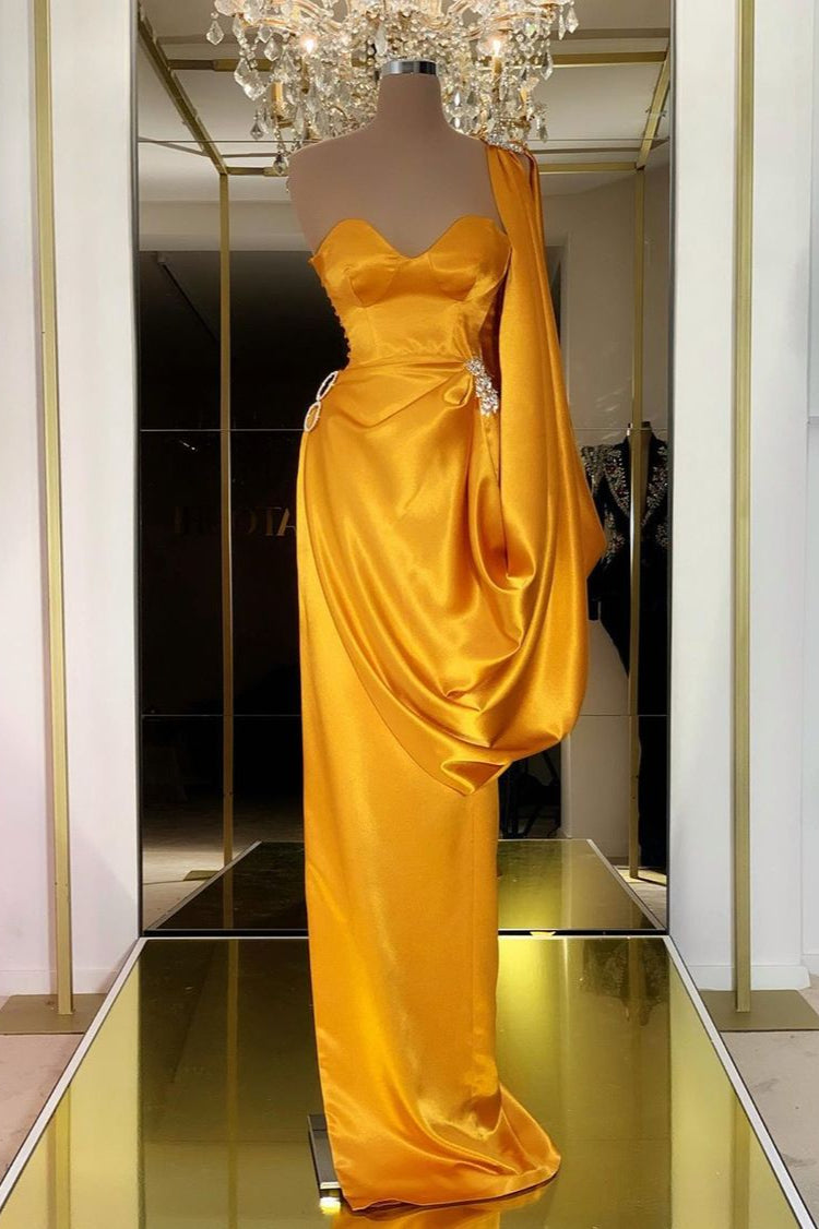 Einzigartiges langes Abendkleid in Gelbgold mit Rüschen und One-Shoulder-Ausschnitt