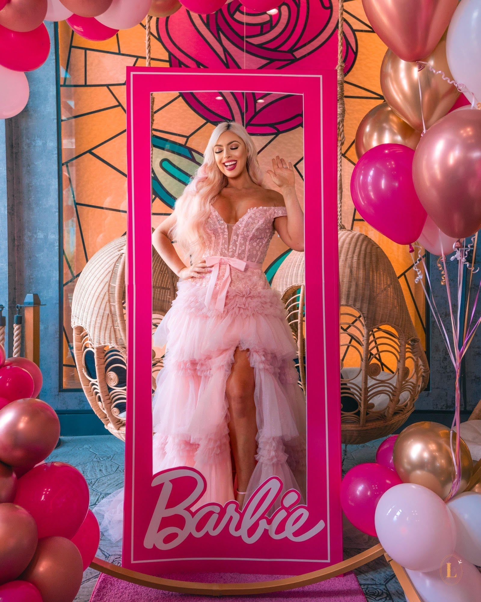 Vestido de fiesta largo rosa claro con hombros descubiertos y volantes