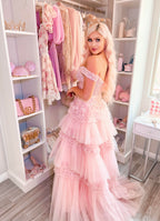 Vestido de fiesta largo rosa claro con hombros descubiertos y volantes